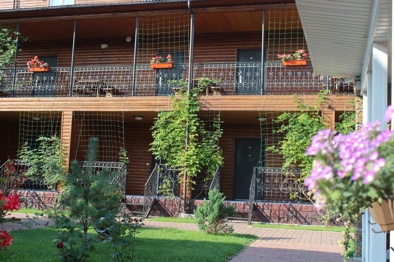 Hotel-Complex Mizh Triokh Ozer Svityaz' Buitenkant foto