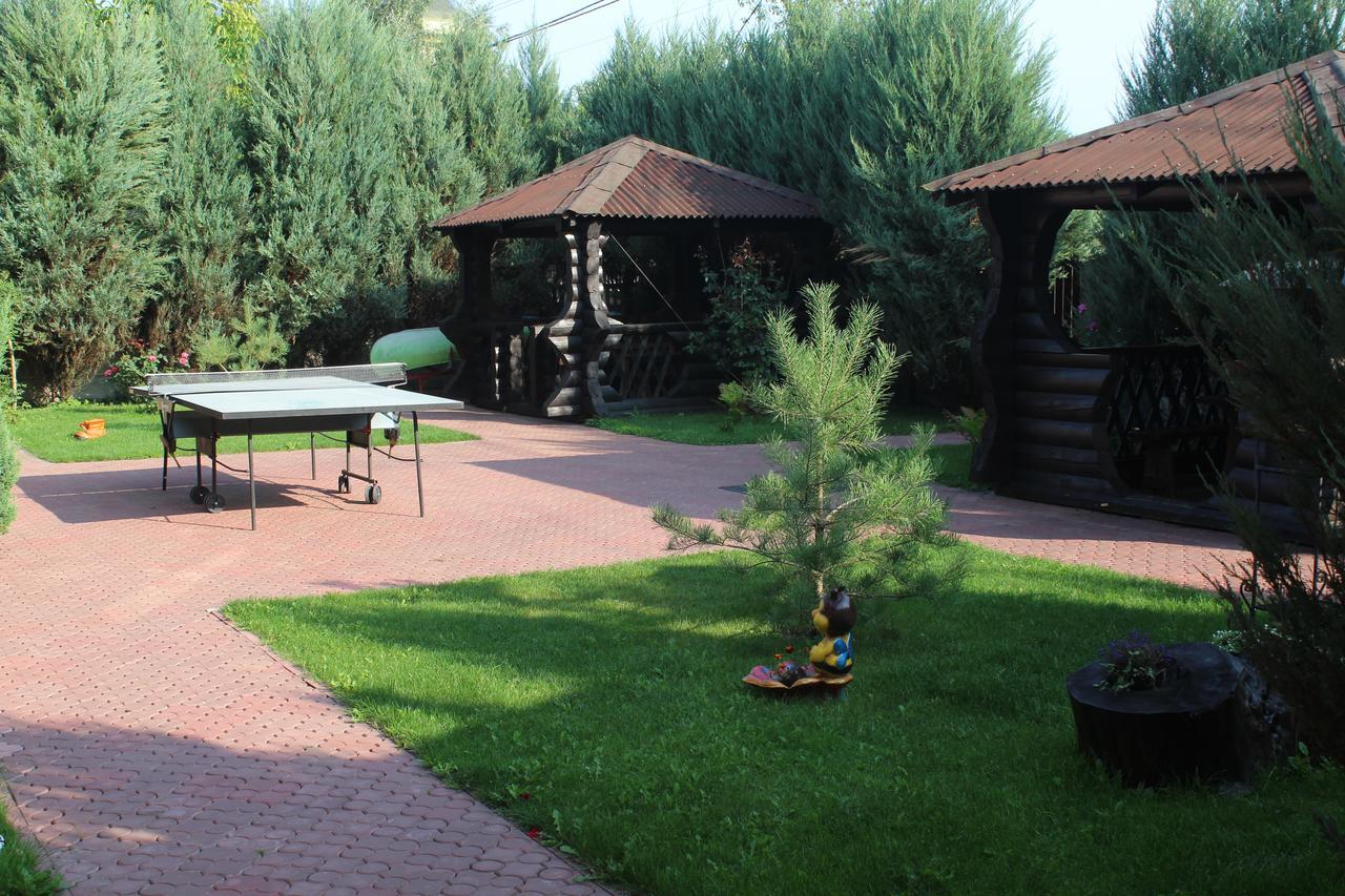 Hotel-Complex Mizh Triokh Ozer Svityaz' Buitenkant foto
