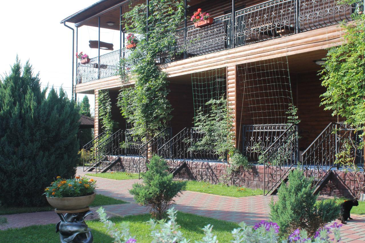 Hotel-Complex Mizh Triokh Ozer Svityaz' Buitenkant foto